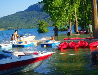 Activités aquatiques au barrage de Barasona en Aragon dans les Pyrénées