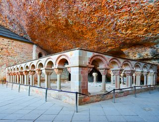 Monstère de San Juan de la Peña en Aragon dans les Pyrénées